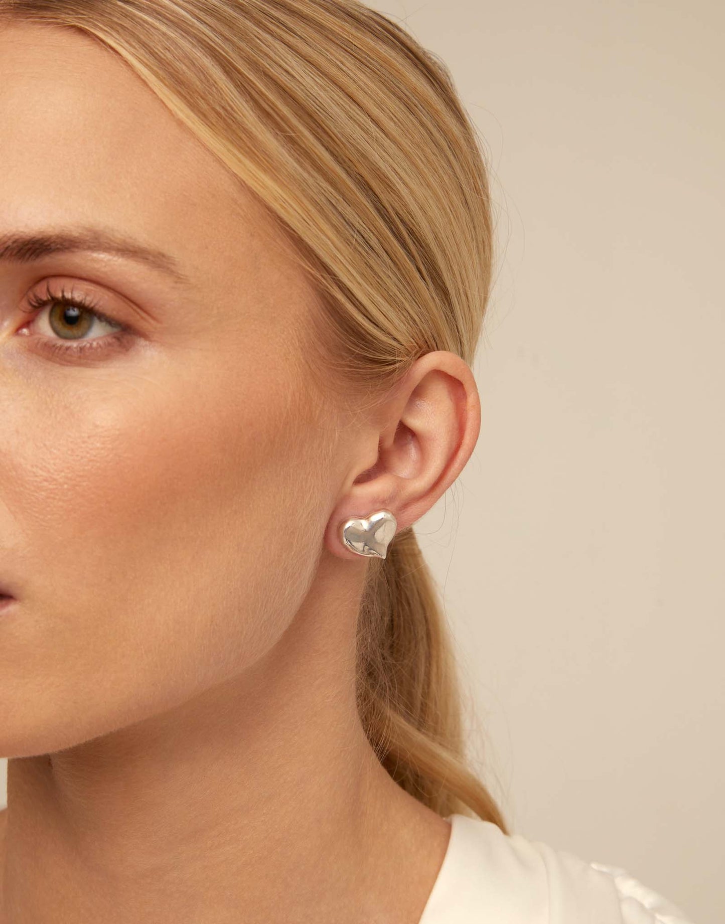 Stud earrings with heart shape silver