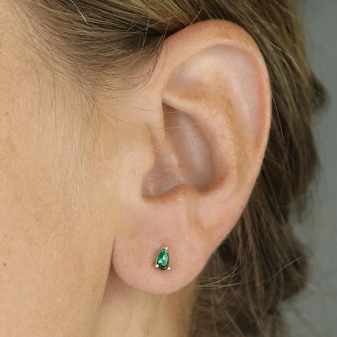Emerald-coloured glass teardrop studs