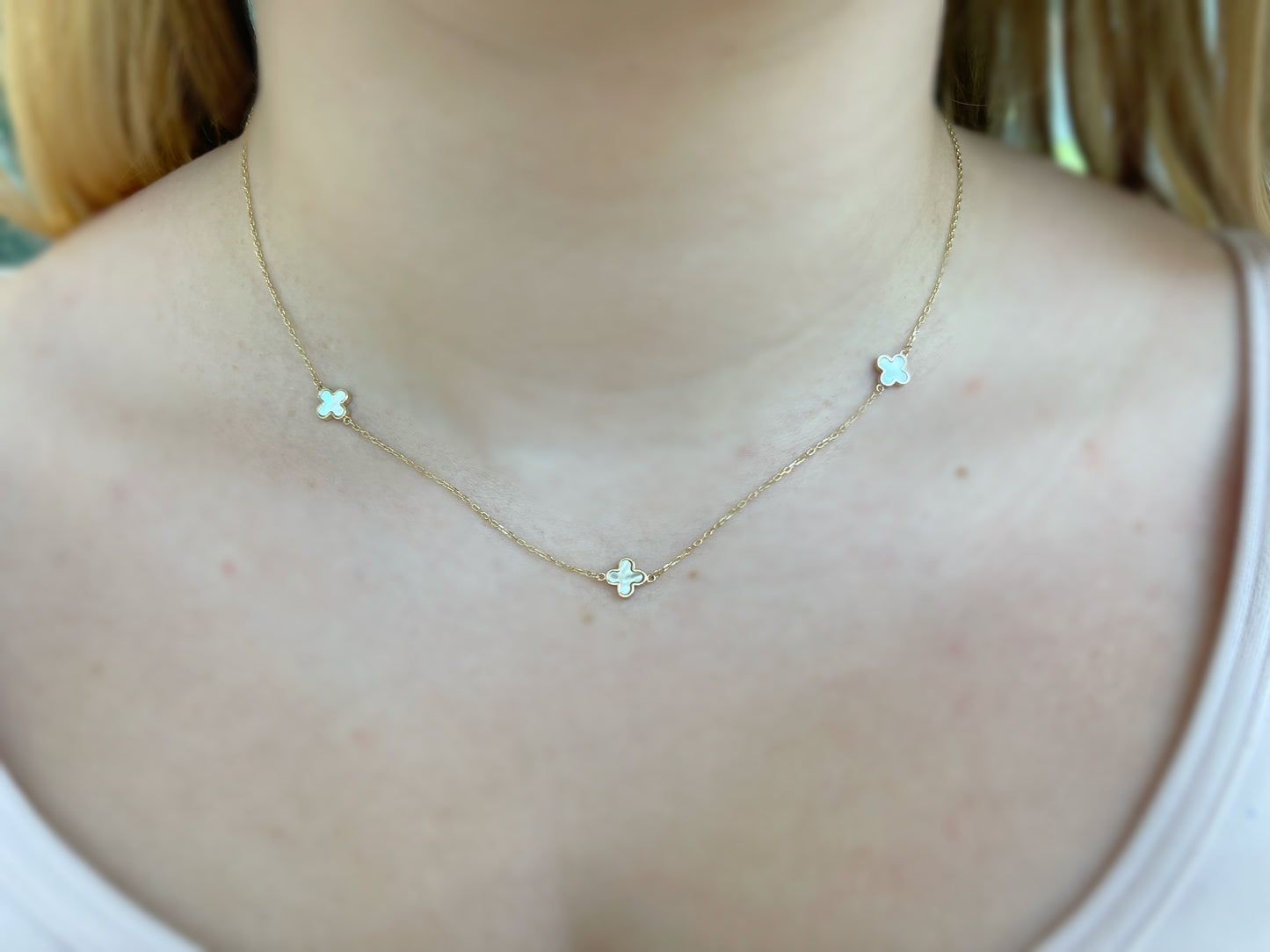 9ct Yellow Gold 3 x 6.5mm Mother of Pearls Clover Petals Necklace 41-43cm/16-17"