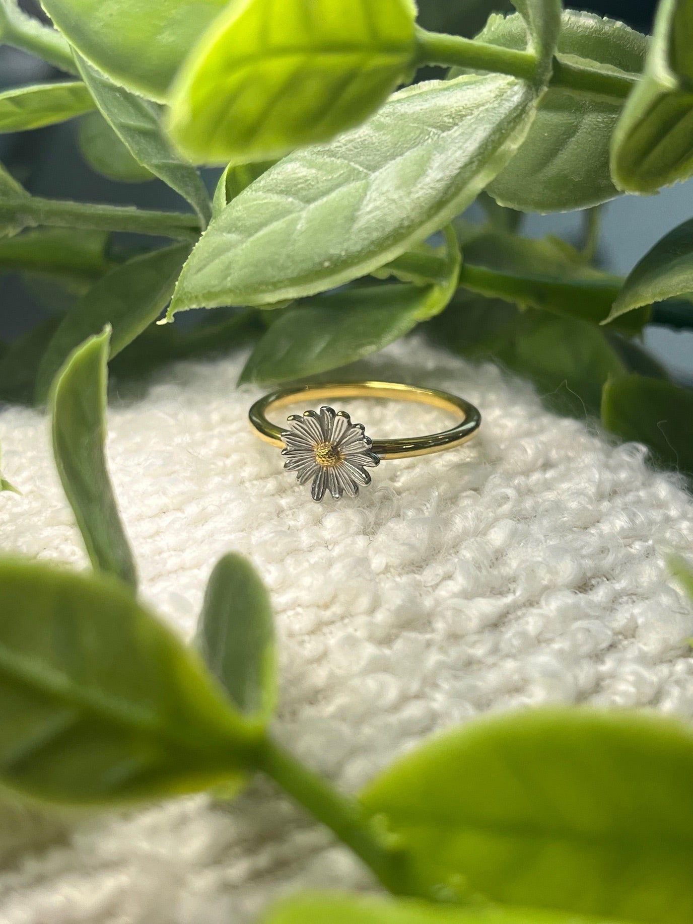 Yellow gold-plated band with a simple two tone daisy ring