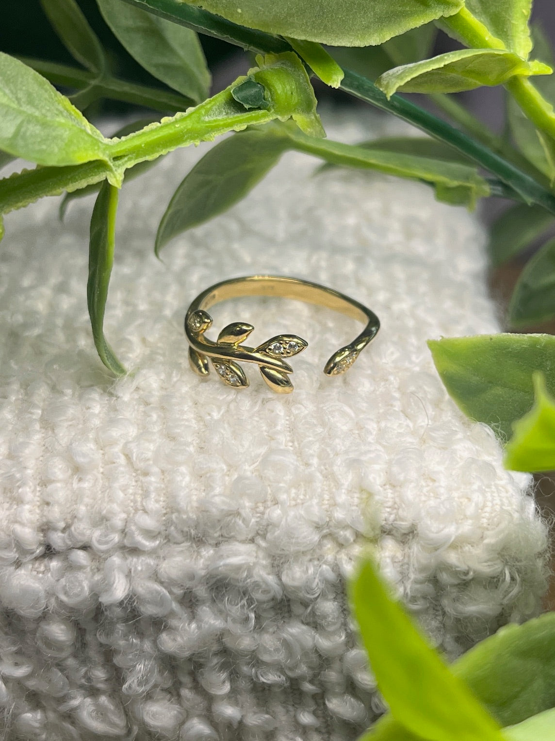 9CT YEL GOLD CZ LEAF OPEN RING SIZE M