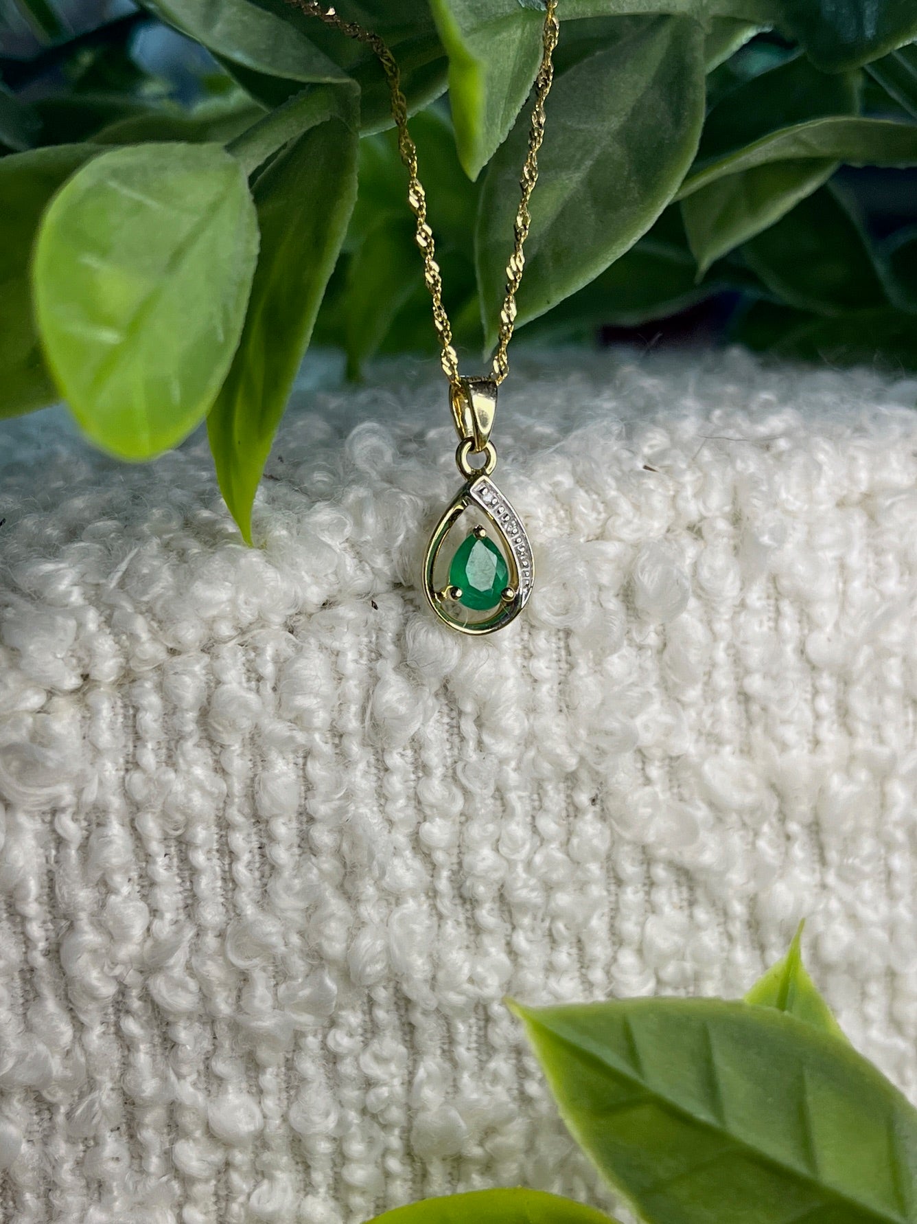 9CT EMERALD AND DIAMOND PENDANT ON 18" SINGAPORE CHAIN