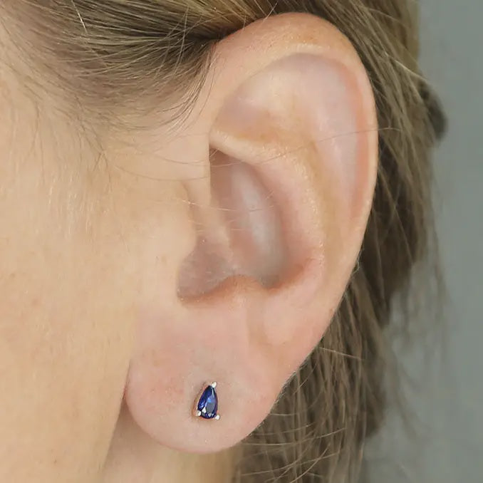 Tiny pearshape blue stud earrimngs