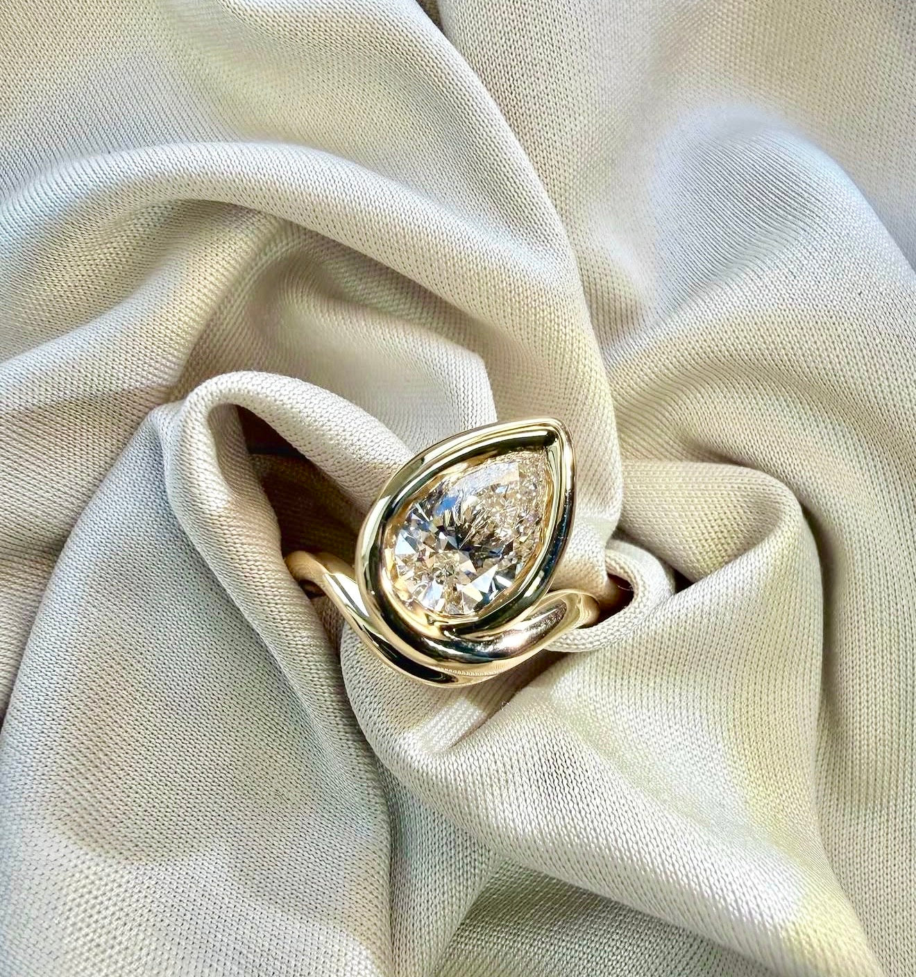 9ct Gold 1.01ct Pear Lab grown Diamond Swirl Ring Size N