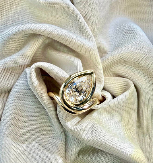 9ct Gold 1.01ct Pear Lab grown Diamond Swirl Ring Size N