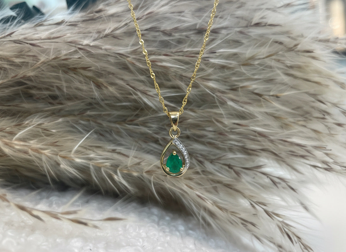9CT EMERALD AND DIAMOND PENDANT ON 18" SINGAPORE CHAIN