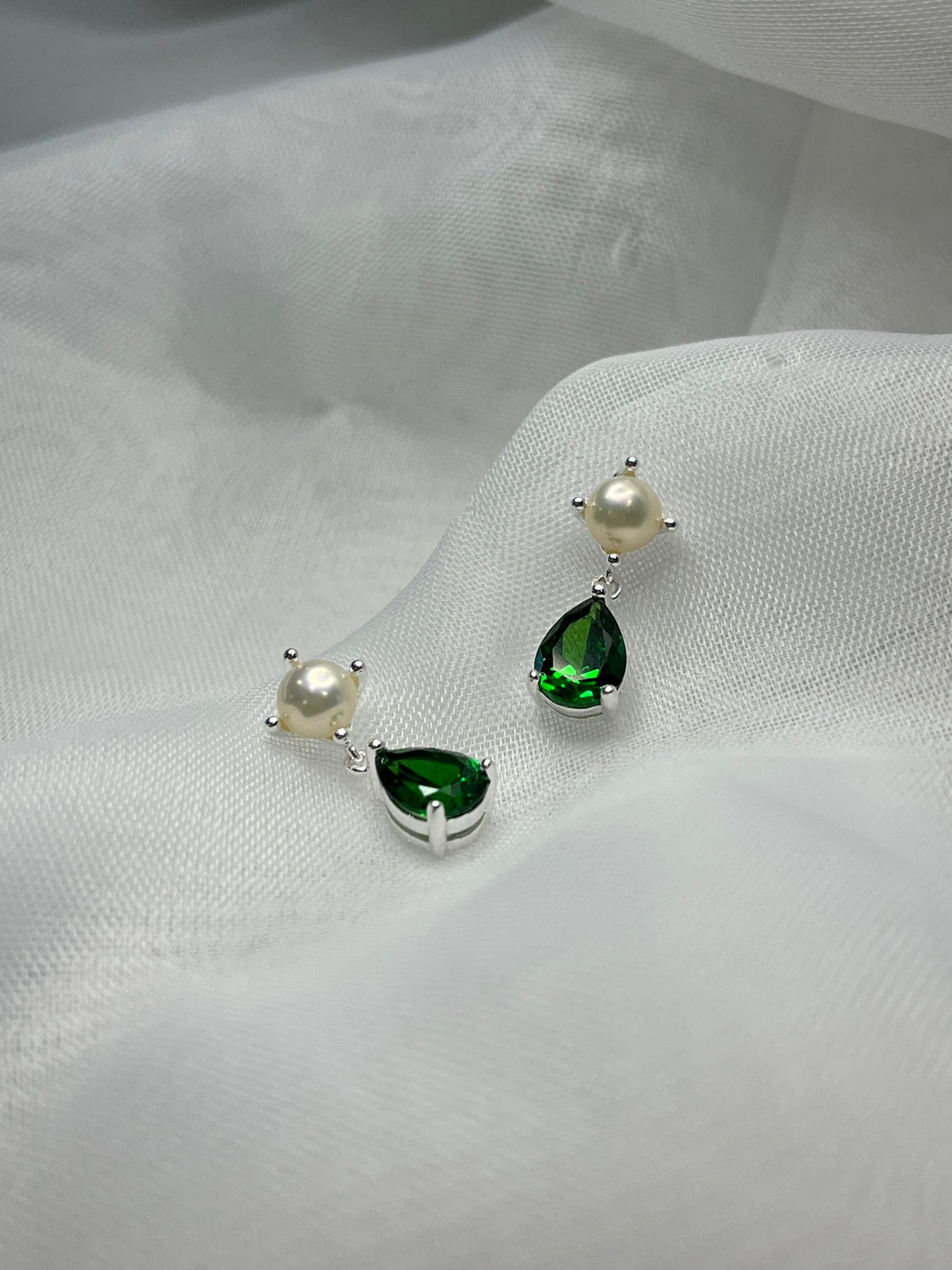 Stud earrings Freshwater Pearls & green cubic zirconia