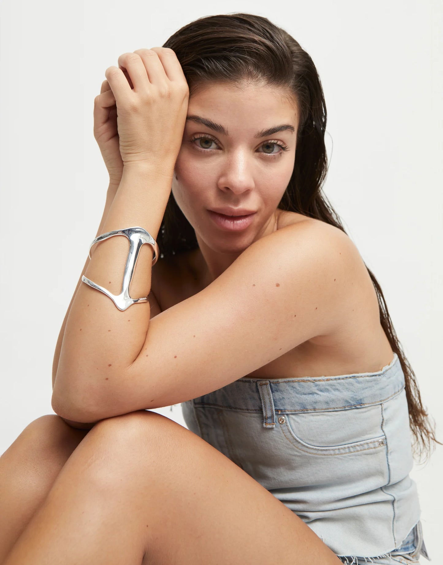 Cuff bracelet with manta ray structure