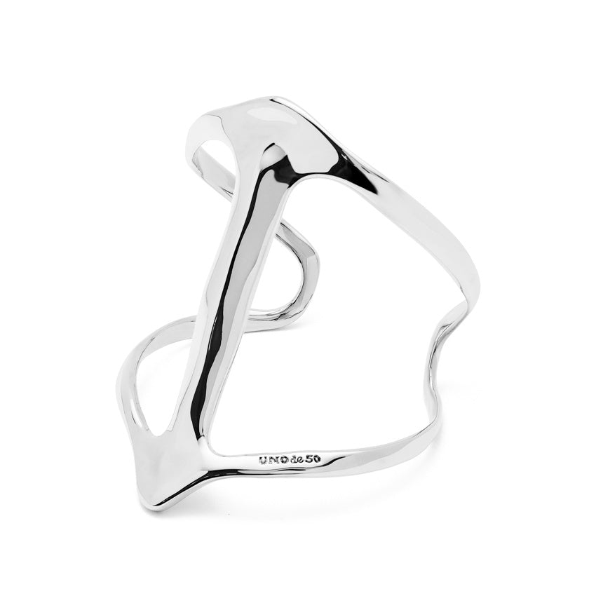 Cuff bracelet with manta ray structure