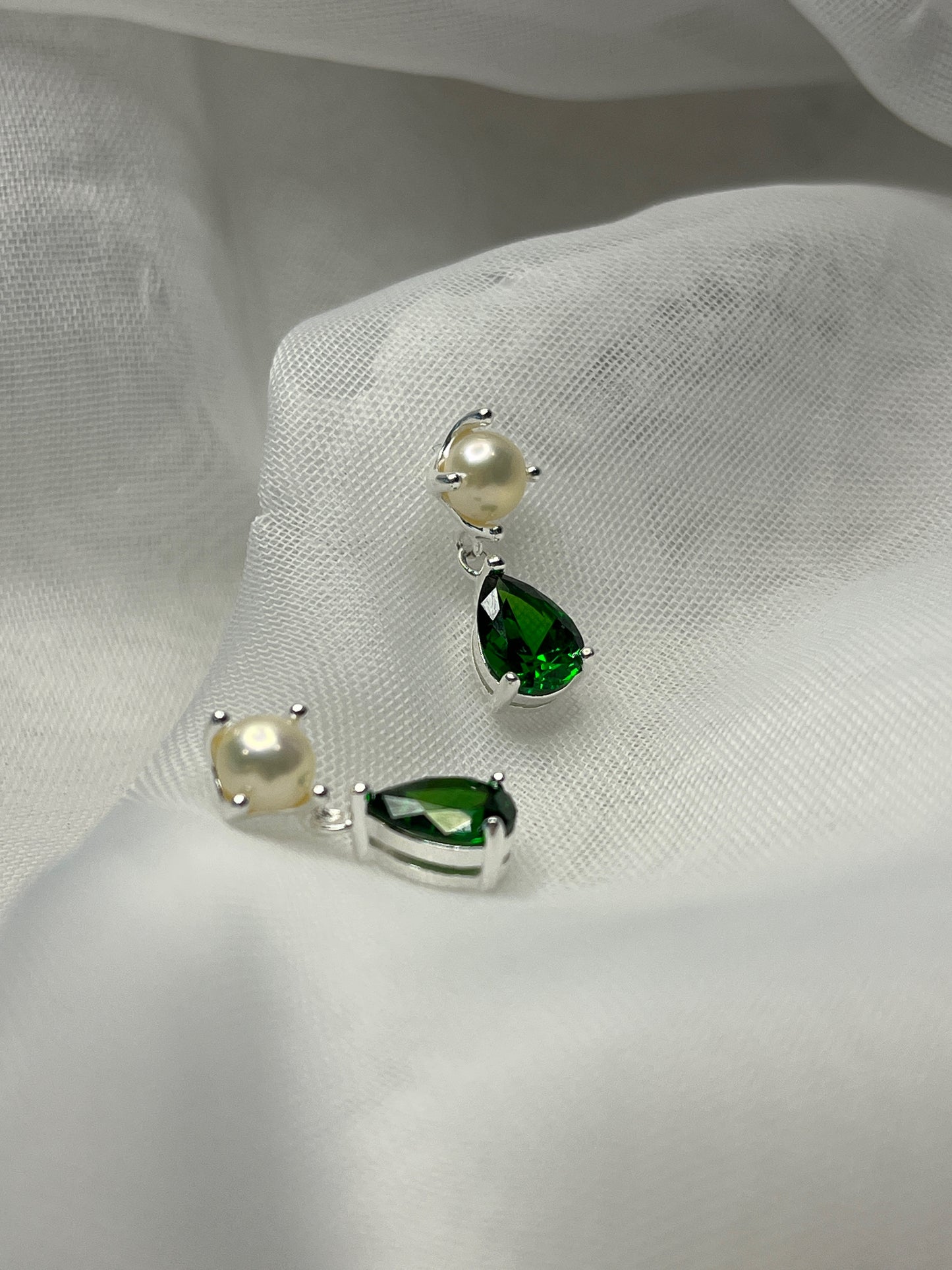 Stud earrings Freshwater Pearls & green cubic zirconia