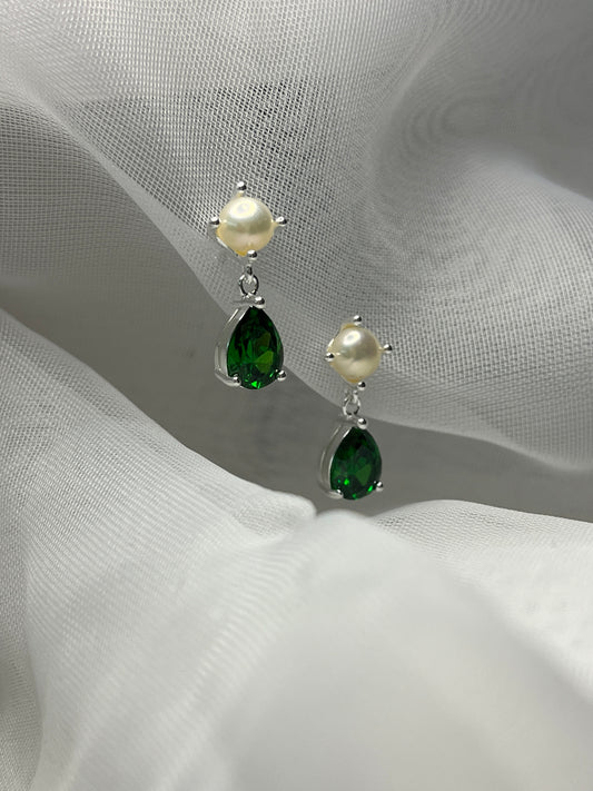 Stud earrings Freshwater Pearls & green cubic zirconia