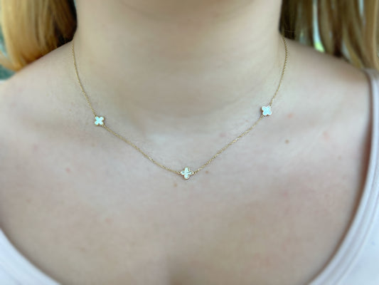 9ct Yellow Gold 3 x 6.5mm Mother of Pearls Clover Petals Necklace 41-43cm/16-17"