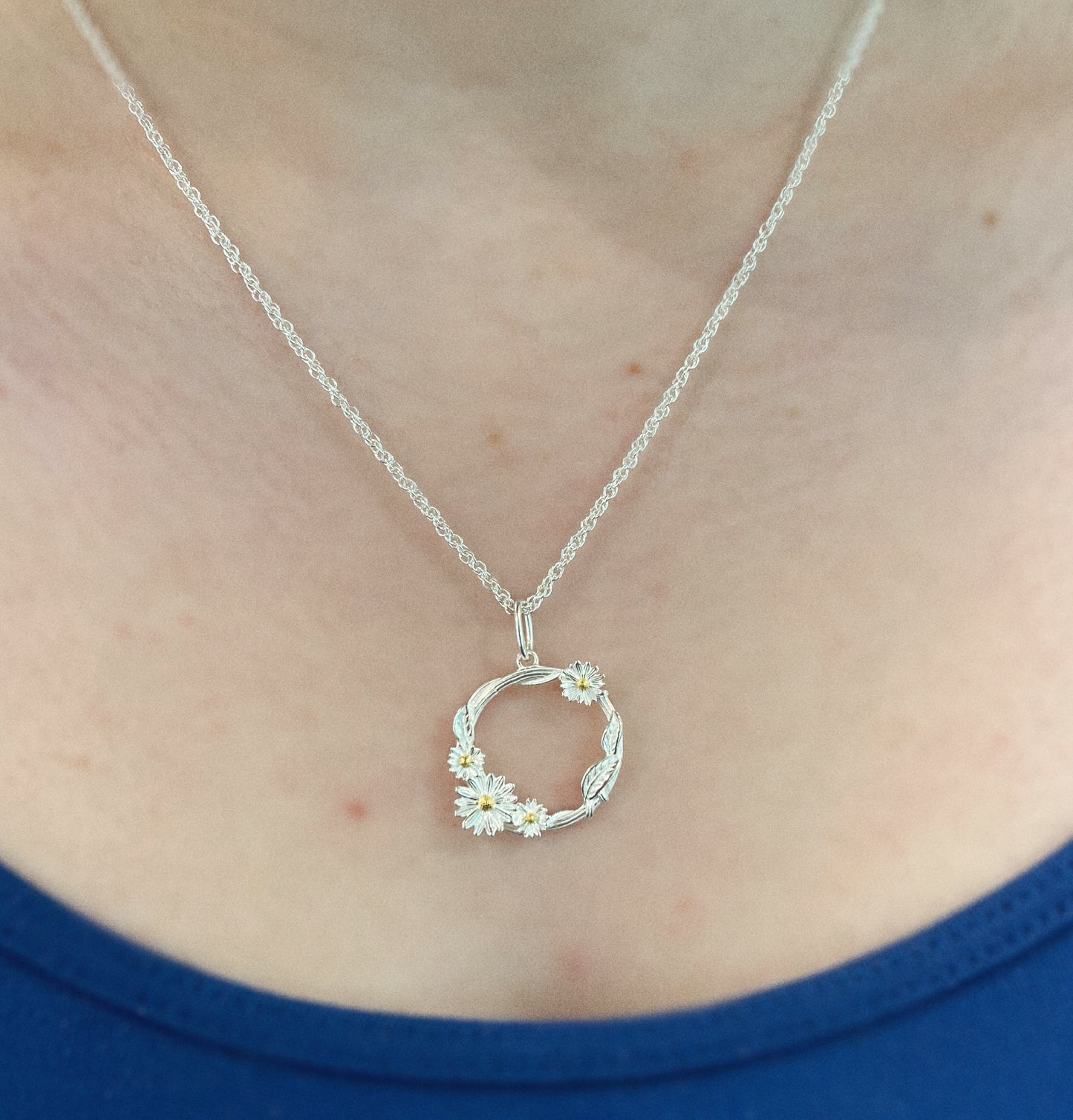 Two Tone Open Circle Daisy Necklace on 46cm Prince Of Wales Chain