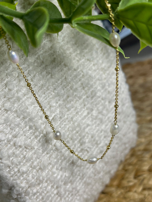 Beaded and freshwater pearl necklace with yellow gold plate and 41-46cm extender