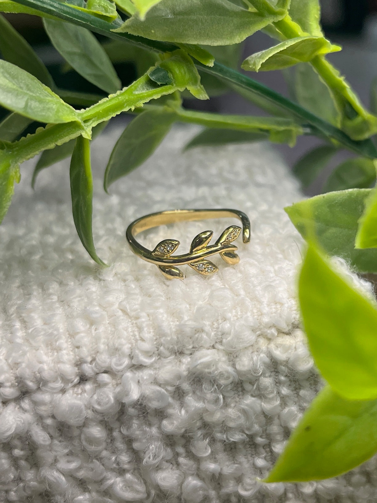 9CT YEL GOLD CZ LEAF OPEN RING SIZE M
