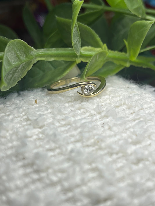 Crossover diamond ring 9k Yellow gold Size M